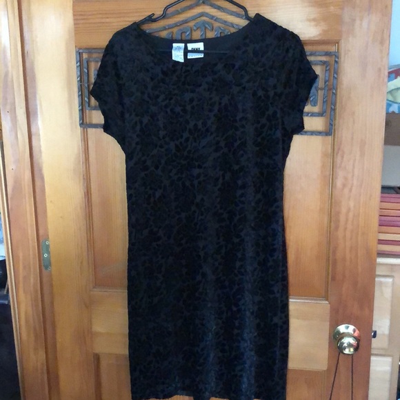 Velvety rose print dress - Picture 2 of 3